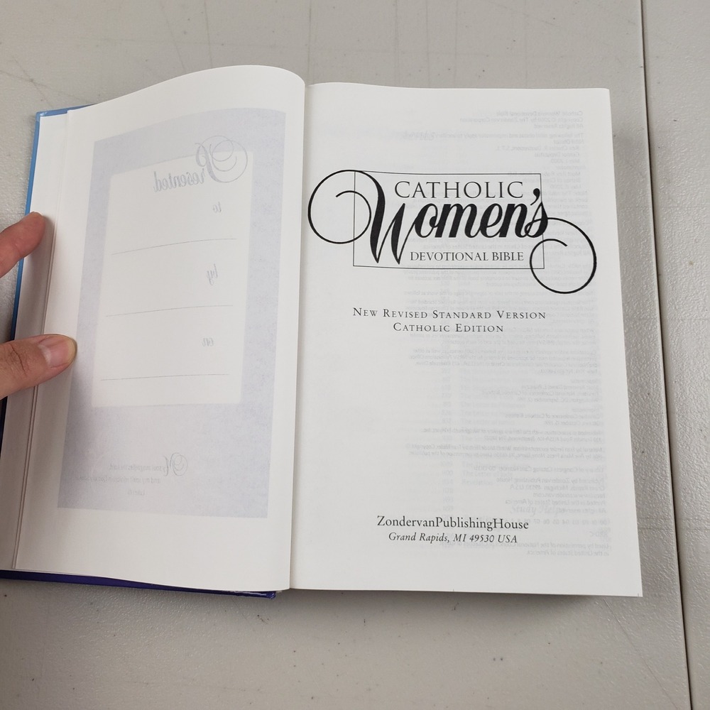 Catholic Womens Devotional Bible NRSV Hardcover Zondervan 2000 Catholic Edition - Picture 7 of 11